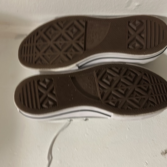 Barely used converse - Picture 3 of 3